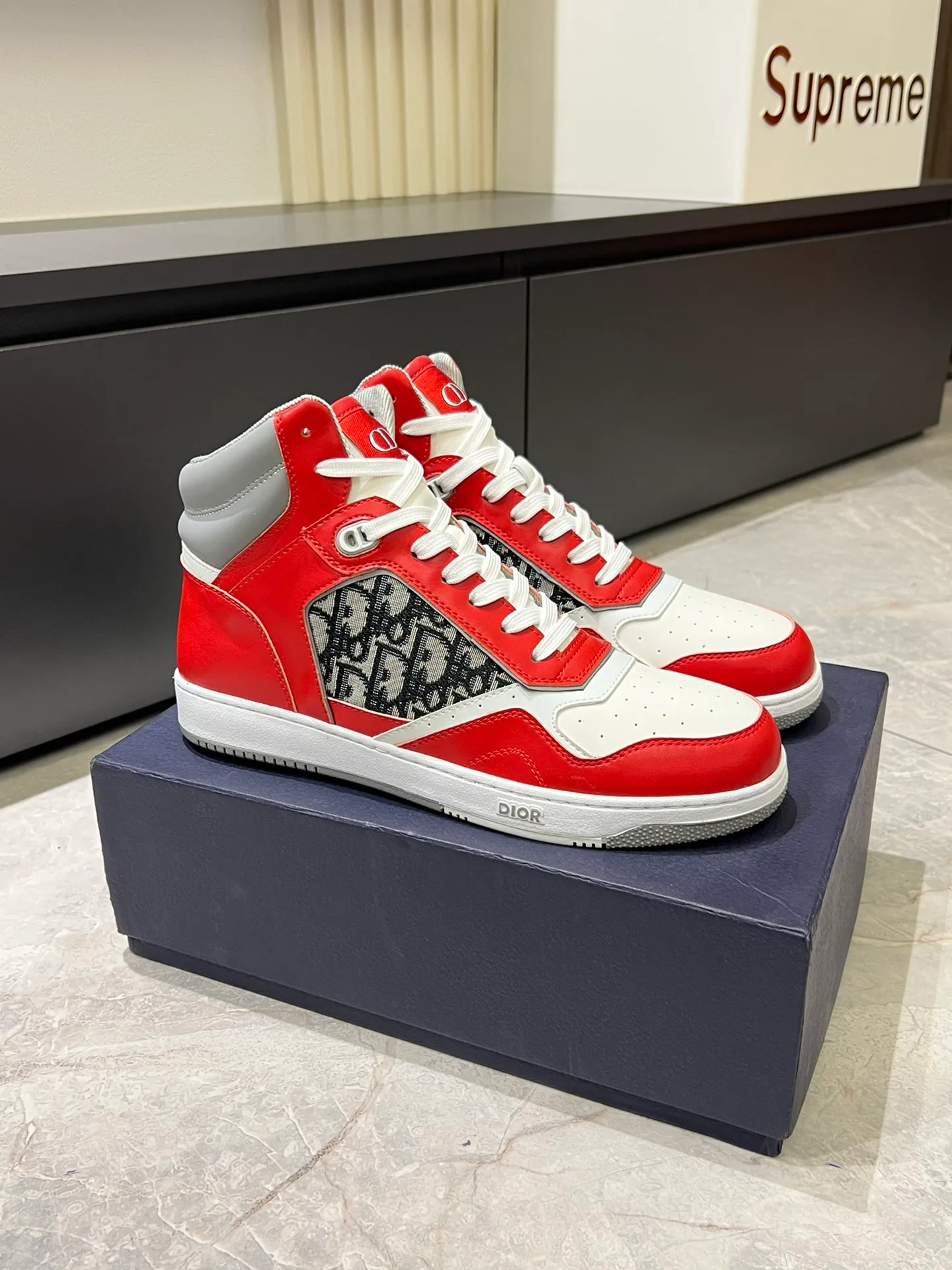 Men's shoes 💰p460 "Dio*" mid-top B27 casual sneakers. This B27 high-top sneaker is a new product in the series and continues Di*r's classic style. Crafted from gray and white smooth calf leather with beige and black Oblique print panels on the sides. The "CD Icon" shaped shoelace eyelets are clever and delicate, and the two-color rubber sole, rear collar and heel are all equipped with the brand's iconic details to enhance the style. Oblique printed straps at the ankle allow for an adjustable fit to complement the overall design. Fashionable and versatile, it can complement any look. Create an exquisite design with unique dynamic vitality and modern atmosphere, presented in low-top and high-top styles. This new must-have shoe adds a new dimension to Dior's archive heritage, embodying modern elegance. Purchase the original version and make it 1:1. If you need top quality, please come to me! Male 38-44!